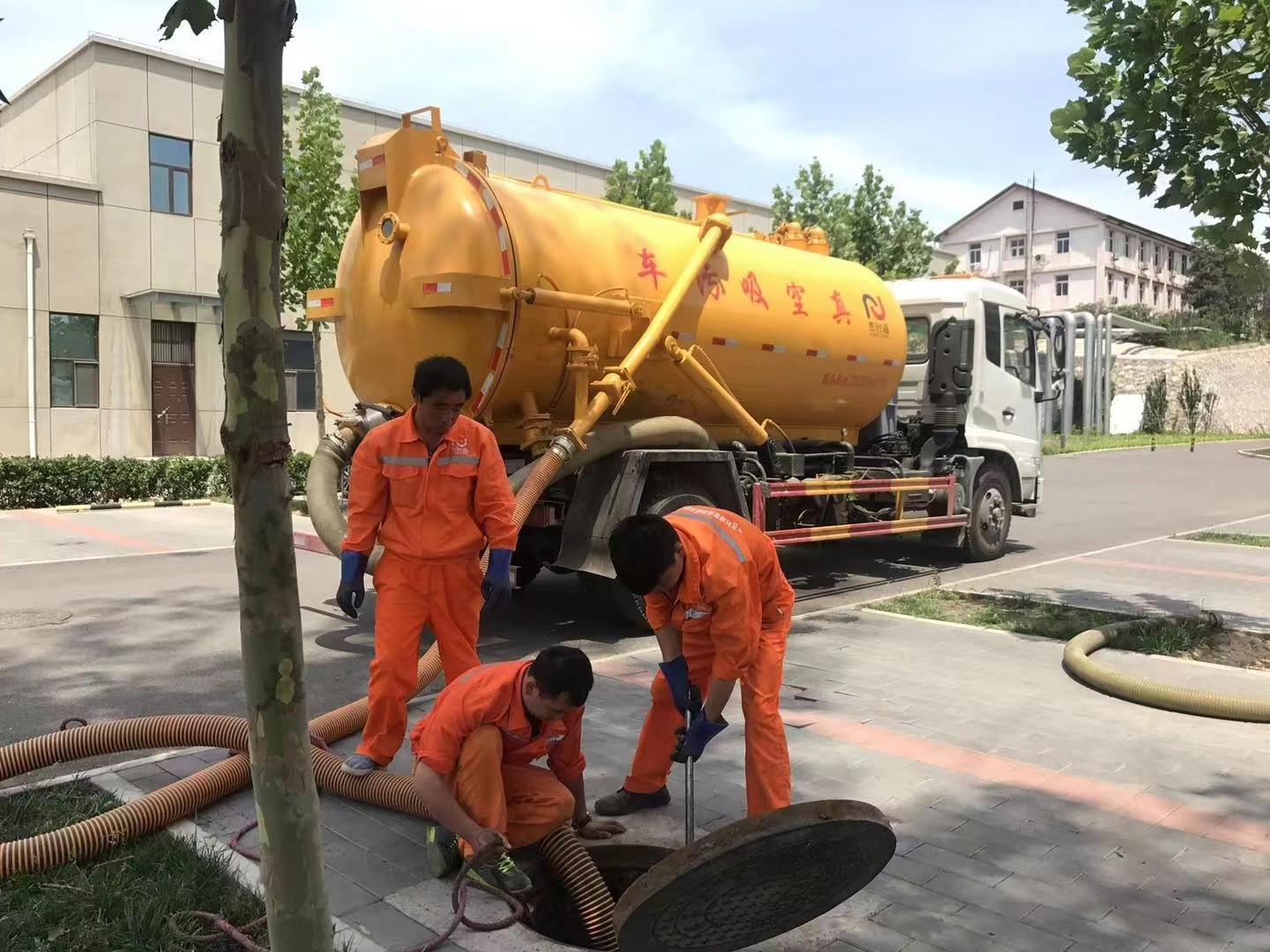 黄圃镇管道疏通车停在窨井附近